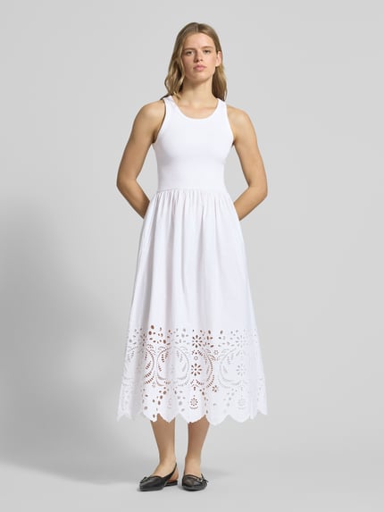 Frauenmodel trägt A-Linie Midikleid aus Baumwoll-Mix Modell 'NAOMI' von Pepe Jeans, Optik: Unifarben, Lochstickerei, Muschelsaum, Ganzkörperansicht von vorne.
