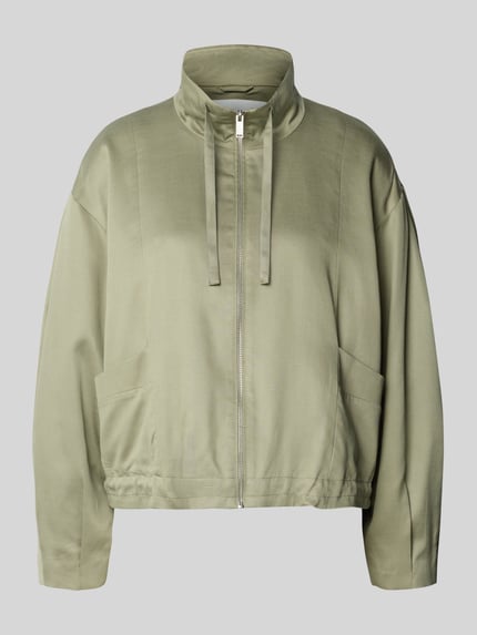Produktfoto, kurtka z mieszanki lyocellu i bawełny model 'Jarusa' od OPUS, krój relaxed fit, kolor oliwkowy, zamek błyskawiczny, stójka z tunelem, wyraźna faktura materiału, długość tyłu 56 cm, szerokość ramion 54 cm, szerokość w rozmiarze 36: 57 cm, długość rękawów 53 cm.