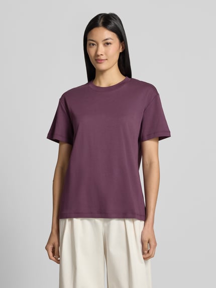 Vrouwenmodel draagt t-shirt uit puur katoen van Stefanel, los model, ronde hals, ruglengte maat S 62 cm, voorkant lichaamsopname.