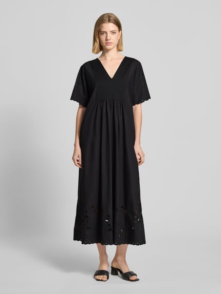 Frauenmodel trägt Fließendes Freizeitkleid aus reiner Baumwolle Modell 'TARTUFO' von Weekend Max Mara, Optik: Unifarben, Passform: fließend, Lochspitze, Maxi-Länge, V-Ausschnitt, Kurzarm, gerader Saum, Materialverarbeitung: Jersey, Popeline, Ganzkörperansicht von vorne.