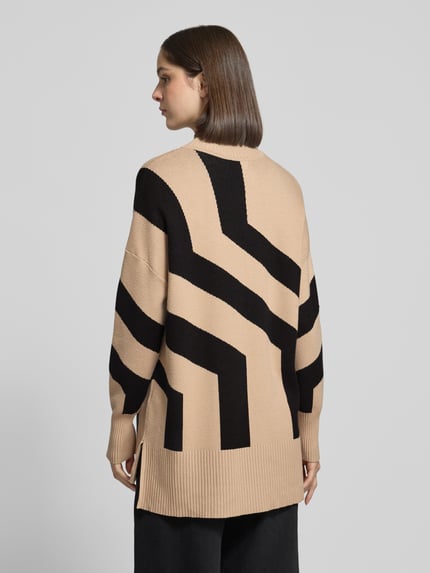 Frauenmodel trägt Strickpullover aus Viskose-Mix mit Stehkragen von Apricot im Allover-Look, Relaxed Fit, Rückenansicht, Ganzkörperansicht.