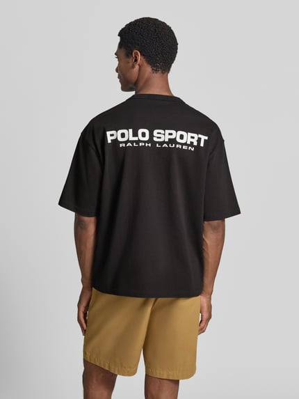Männermodel trägt schwarzes Regular Fit T-Shirt aus reiner Baumwolle Modell '10/1' von Polo Ralph Lauren, weißer Logoprint, Ganzkörperansicht Rückansicht, Herren T-Shirt von Polo Ralph Lauren