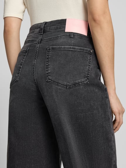 Vrouwenmodel draagt grijze Regular Fit Barrel Jeans uit mix van katoen en elastaan model 'ELLY' van ANGELS, dames jeans, detailopname rugaanzicht.
