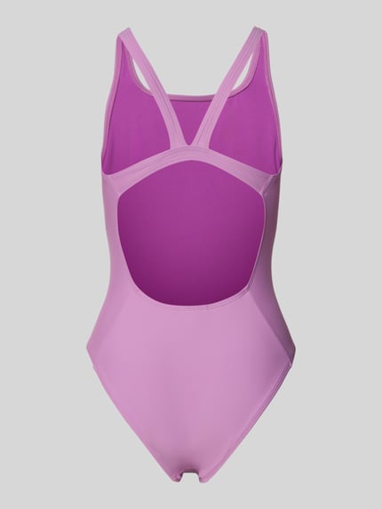 Vrouwenmodel draagt Slim Fit Sportbadpak met logoprint van adidas Sportswear, effen kleuren, brede bandjes, ronde hals, stretch geweven structuur. Ganzekijk van achteren.