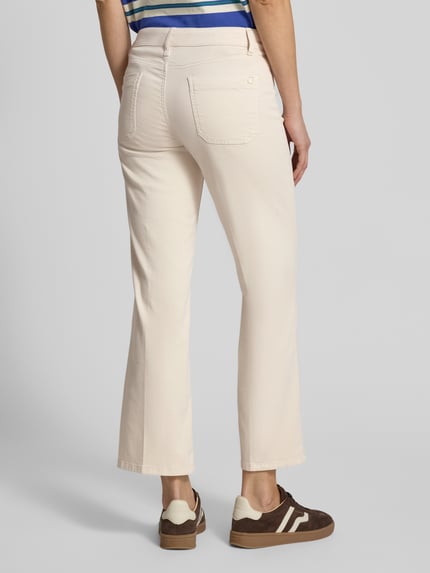 Frauenmodel trägt Cropped Jeans mit Bügelfalten und Eingrifftaschen von Cambio, Baumwoll-Mix in Beige, gerade Form, Ganzkörperansicht Rückansicht.