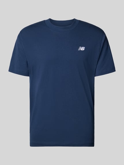 Produktfoto, T-Shirt mit Logo und Rundhalsausschnitt von New Balance in Dunkelblau aus Reine Baumwolle, Regular-Fit, dezente Textur