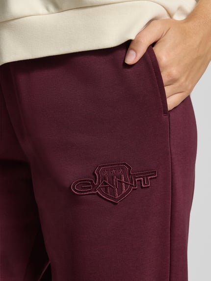 GANT Spodnie dresowe o kroju slim fit z naszywką z logo model ‘Tonal’ Bordowy 3