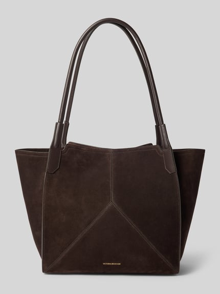 Produktfoto, torba shopper z naturalnej skóry ‘Shopper aus echtem Leder’ od Victoria Beckham, ciemnobrązowa, tekstura zamszu, detal z logo, smukłe paski na ramię, główna przegroda z zapięciem na magnes, przegródka wewnętrzna, szerokość w rozmiarze 1: 51 cm, długość w rozmiarze 1: 31 cm, głębokość w rozmiarze 1: 18 cm