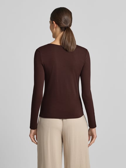 Frauenmodel trägt Longsleeve mit Rundhalsausschnitt Modell 'Mi44laa' von ZABAIONE in Dunkelbraun, Baumwoll-Mix mit Stretch, Ganzkörperansicht Rückansicht.