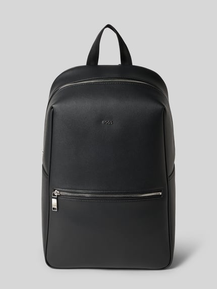 Produktfoto, Plecak z modelu 'Rucksack aus echtem Rindsleder Modell DAXTER' od BOSS, efekt: jednolity kolor, faktura: drobnoziarnista, przegroda główna, przegródka zapinana na zamek błyskawiczny, wpuszczane przegródki, zapięcie: zamek błyskawiczny, aplikacja z logo, wytłaczane logo, wykonany z naturalnej skóry bydlęcej.