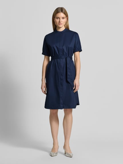 Frauenmodel trägt Regular Fit Kleid mit Stehkragen von Fynch-Hatton in Dunkelblau, reine Baumwolle, taillierte Passform, Kurzarm, Bindegürtel, Knopfleiste, Eingrifftaschen, elastische Ärmelabschlüsse, Ganzkörperansicht von vorne.