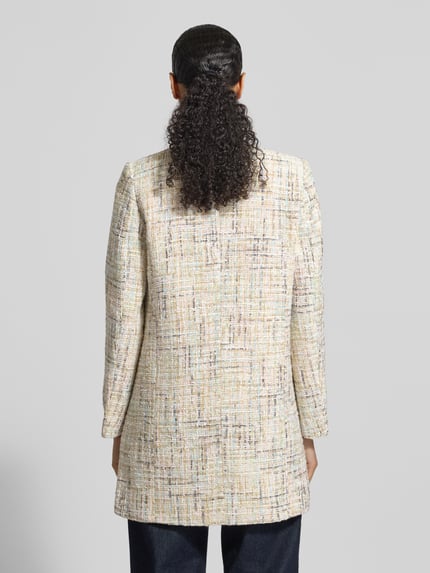 Frauenmodel trägt Blazer mit aufgesetzten Eingrifftaschen von Christian Berg Woman Selection, melierte Struktur, Rückansicht, Ganzkörperansicht.