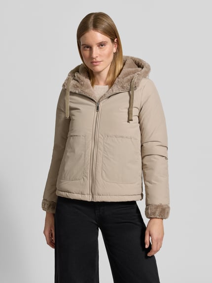 Frauenmodel trägt Teddyjacke mit wendbare m Design von TOM TAILOR in Beige, Struktur-Optik, Kapuze, Kordeln, Reißverschluss, Webware, Fleece, Ganzkörperansicht von vorne.