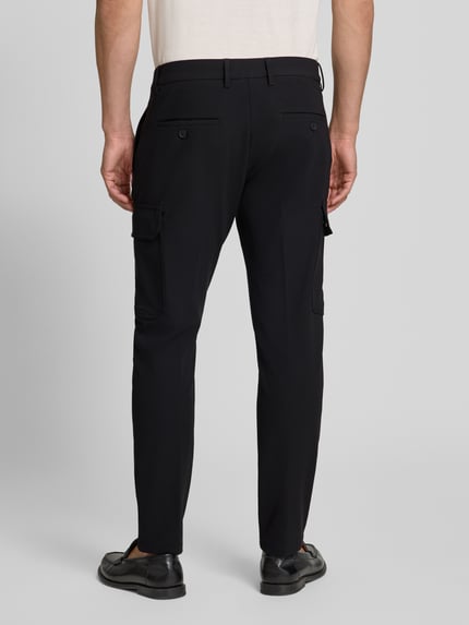 Mannenmodel draagt zwarte skinny fit Heren broek met klepzakken Model 'BJORN' van Antony Morato, strookzak aan de achterkant, knoop- en ritssluiting, steekzakken, Bandwijdte maat 50: 44 cm, Binnenbeenlengte maat 50: 75 cm, Ganzkörperansicht Rückansicht.