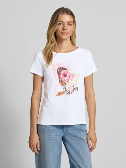 Modelka nosi Regular Fit T-Shirt mit Motiv-Print von More & More, elastyczna mieszanka bawełny, krój regular fit, nadruk z cekinami, dekolt w łódkę, długość pleców w rozmiarze 36: 60 cm, jasne kolory, przód w całości, ujęcie od frontu