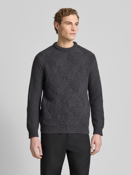 Mannelijk model draagt Strickpullover met geribde boorden van Forét, katoenmix in donkergrijs, losse pasvorm, vooraanzicht bovenlichaam.