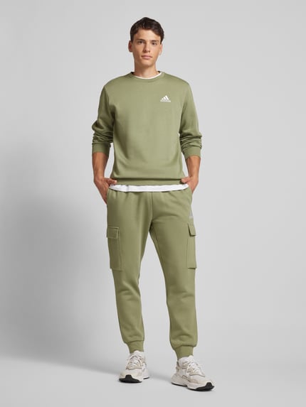 adidas Sportswear Sweatshirt mit Label-Stitching Modell 'FEELCOZY' Oliv 1
