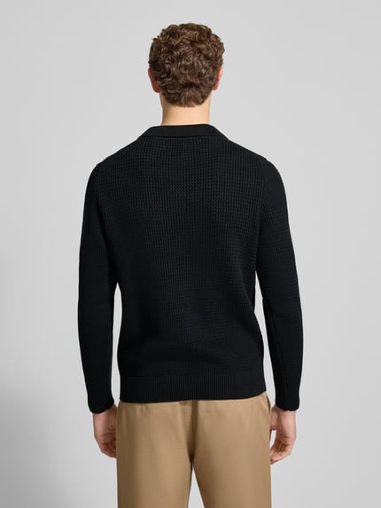 Mannelijk model draagt Strickpullover met geribde afwerking van MCNEAL in zwart katoen, regular fit, rugaanzicht, ruglengte 69 cm