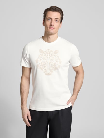 Mannelijk model draagt T-shirt met ronde hals van Antony Morato, mix van katoen en elastaan, regular fit, motief, ruglengte maat M 69 cm, ganzebodyvooraanzicht.