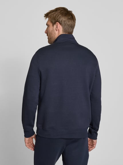 Männermodel trägt Regular Fit Sweatshirt aus reiner Baumwolle von Paul Smith in Dunkelblau, Troyer-Kragen, Rückenansicht, Ganzkörperansicht Rückansicht.