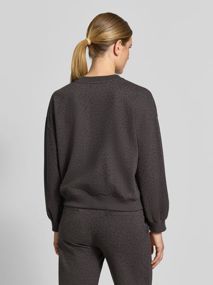 Vrouwenmodel draagt Oversized Sweatshirt aus Baumwoll-Mix van Juvia in antraciet met animalprintstructuur, ruglengte 55 cm, elastische boorden, katoenmix, oversized fit, ronde hals, verlaagde schouders, volledige rugaanzicht.