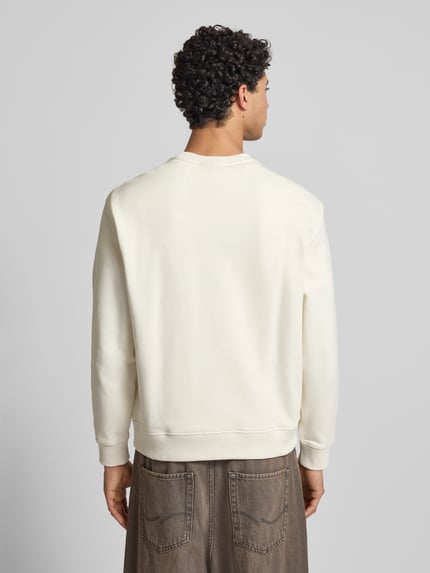 Männermodel trägt Sweatshirt aus reiner Baumwolle von Calvin Klein Jeans in Weiß, gerader Schnitt, gerippte Abschlüsse, Rückenlänge 65 cm, Ganzkörperansicht Rückansicht.