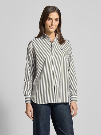 Frauenmodel trägt Hemdbluse mit Knopfleiste von Polo Ralph Lauren aus Reine Baumwolle, Lockerer-Schnitt, Hemdblusenkragen, Label-Stitching, Ganzkörperansicht von vorne.