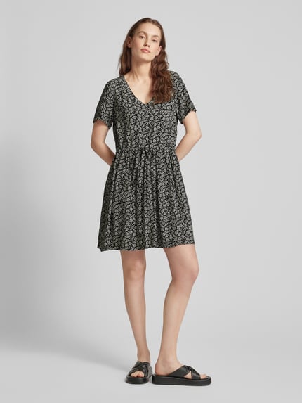 VILA Sukienka mini z wiązanym paskiem model ‘LISE’ Czarny 1