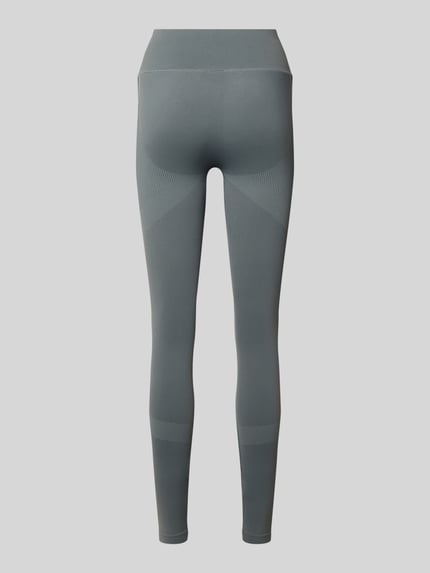 Frauenmodel trägt Slim Fit Leggins mit Logo-Print Modell 'Vanish' von Under Armour aus Elastischer-Material-Mix, breiter Bund, Ganzkörperansicht Rückansicht.