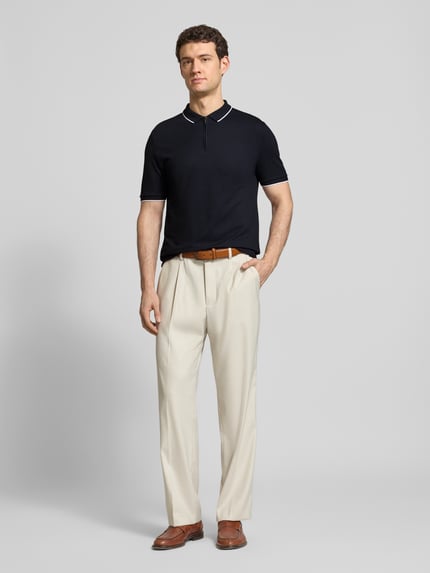 Männermodel trägt Regular Fit Poloshirt mit Baumwoll-Anteil von HECHTER PARIS in Dunkelblau, sichtbarer Reißverschluss, Ganzkörperansicht von vorne.