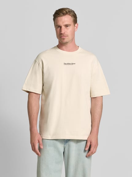 Męski t-shirt z nadrukiem, bawełna, krój relaxed fit, model 'Sauni' od Samsøe Samsøe, okrągły dekolt, długość tyłu w rozmiarze M: 72 cm, jasny beż, gładka faktura, Ganzkörperansicht von vorne.