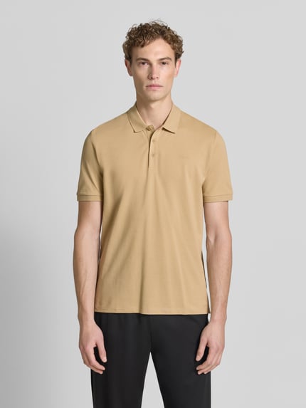 Męski model nosi koszulkę polo Regular Fit Poloshirt aus reiner Baumwolle Modell 'DONOS222' od HUGO w jasnobeżowym kolorze, gładka faktura, Ganzkörperansicht von vorne.