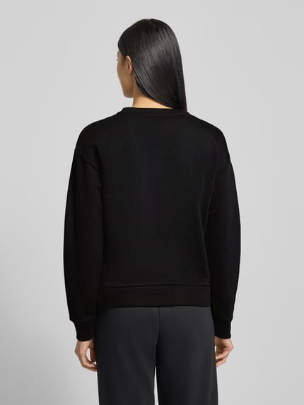 Vrouwenmodel draagt zwarte Sweatshirt met Logo en Rundhals van ARMANI EXCHANGE, katoenmix, regular fit, rugaanzicht volledige lichaamsopname.