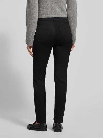 Frauenmodel trägt Skinny Fit Jeans mit 5-Pocket-Design von Christian Berg Woman aus Baumwoll-Mix mit Stretch-Anteil, Rückansicht.