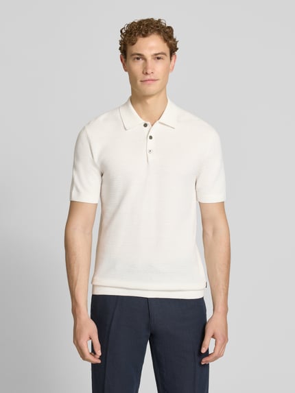 Männermodel trägt Regular Fit Poloshirt mit Strukturmuster Modell 'Riley' von Jack & Jones Premium, cremeweiß, reine Baumwolle, Ganzkörperansicht von vorne.