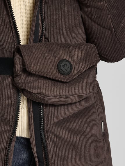 Frauenmodel trägt Jacke aus Cord mit Zweiwege-Reißverschluss Modell 'KATTIE' von khujo, brauner Material-Mix mit Stretch, Nahaufnahme Oberkörper.