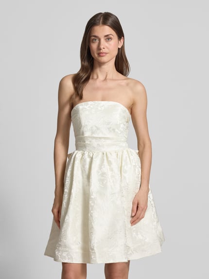 Vrouwenmodel draagt Minikleid met floralem Allover-Stitching van Hey Kyla in ivoor, getailleerde en uitlopende fit, afneembare bandjes, sierstrik, detailrijke bloemstructuur, geheel vooraanzicht, ruglengte maat 36: 85 cm, borstwijdte maat 36: 34 cm