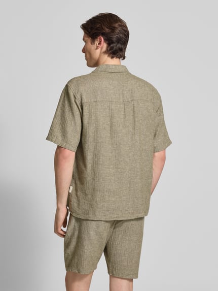 Männermodel trägt Regular Fit Leinenhemd mit Reverskragen Modell 'DYLAN' von Redefined Rebel im Leinen-Baumwoll-Mix, Ganzkörperansicht Rückansicht.