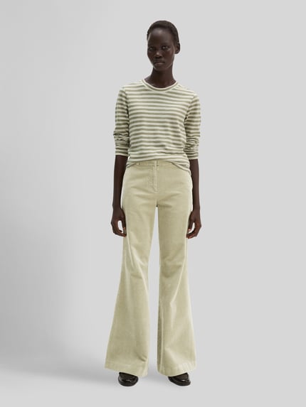 Vrouwenmodel draagt Regular Fit Langarmshirt uit zuiver katoen van Marc O'Polo, lichtgroene en witte strepen, volledige lichaamsvoorzijde.