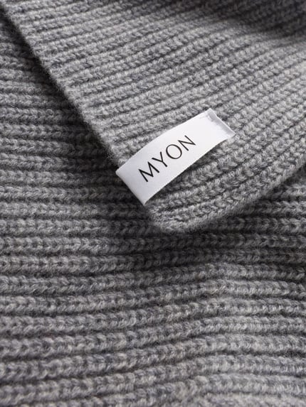 Produktfoto, Wollschal mit Kaschmir-Anteil von MYON in Grau, geripptes Strick-Design, rechteckige Form, Woll-Kaschmir-Mix, Nahaufnahme