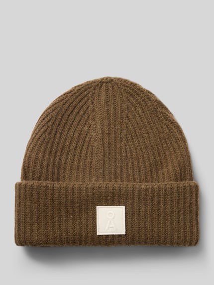 Produktfoto, braune, gerippte Struktur, rechteckiges Label vorn, Mütze aus reiner Wolle Modell 'ICONIC Å WOOL' von ARMEDANGELS, Damen Mütze