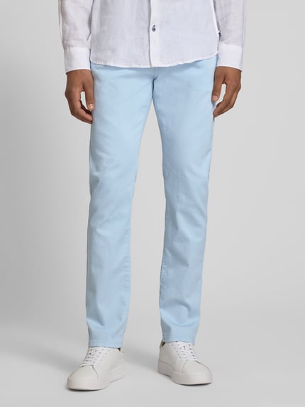 Männermodel trägt hellblaue Jeans mit Label-Detail Modell 'Lyon' von Pierre Cardin aus Baumwoll-Mix, Regular Fit, Ganzkörperansicht von vorne.