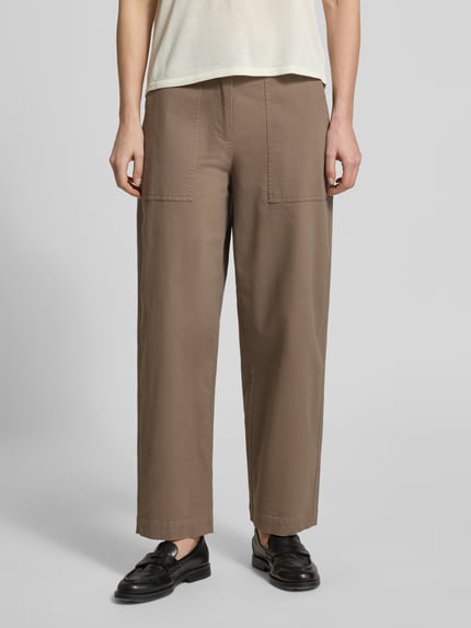 Vrouwenmodel draagt Barrel Fit broek uit katoenmix van Marc O'Polo, look: effen, pasvorm: barrel fit, twill materiaalverwerking, steekzakken, knoop- en ritssluiting, riemlussen, achterzakken, kleur bruin, geheel lichaamsaanzicht van voren.