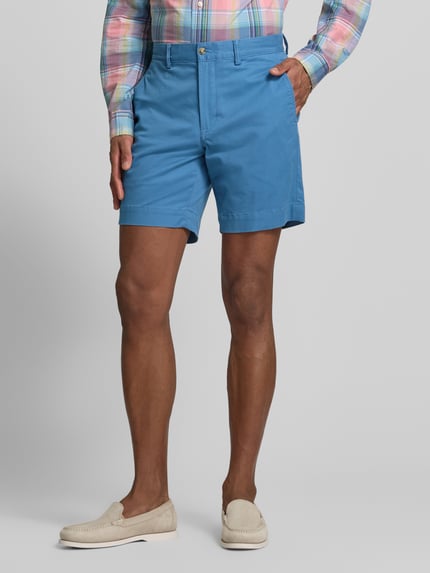 Männermodel trägt Straight Fit Chinoshorts aus Baumwoll-Mix von Polo Ralph Lauren, jednokolorowy, krój straight fit, detal z logo, szlufki na pasek, zapięcie na guzik i ukryty zamek błyskawiczny, kieszenie wpuszczane i z tyłu, mieszanka bawełny, całkowity widok z przodu
