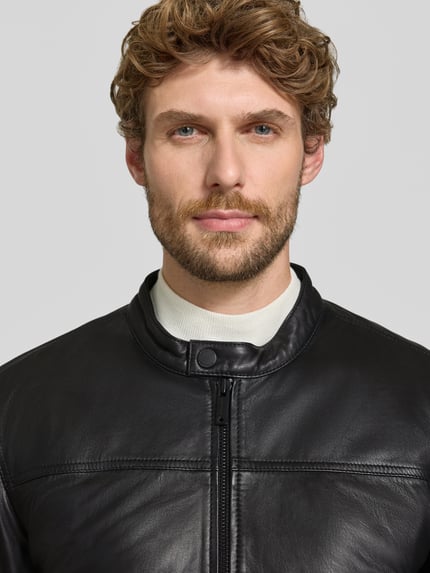 Männermodel trägt Regular fit heren jack van echt lamsleer, zwart, glad oppervlak, Regular Fit Jacke aus echtem Lammleder model 'JACE' van Strellson, Nahaufnahme Oberkörper, Heren Leder- / Kunstlederjacke van Strellson