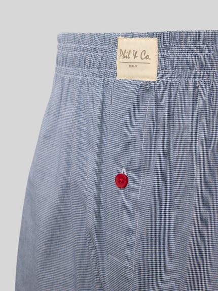 Produktfoto, niebieska bawełna w drobną kratkę, czerwony guzik, naszywka z logo, Boxershorts im 6er-Pack mit Label-Patch von Phil&Co., bawełna, krój loose fit, elastyczny pas z naszywką z logo, Kieszeń wsuwana z zapięciem na guzik, Zestaw 6 par