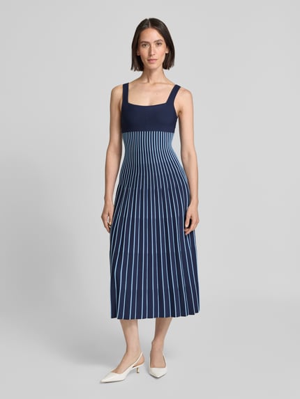 Staud Midikleid mit Plisseefalten Modell 'ELLISON' Marine 4