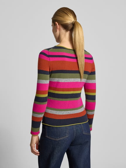 Frauenmodel trägt Regular Fit Longsleeve aus reinem Kaschmir von Christian Berg Woman, bunt gestreift, Strick-Optik, Ganzkörperansicht Rückansicht.