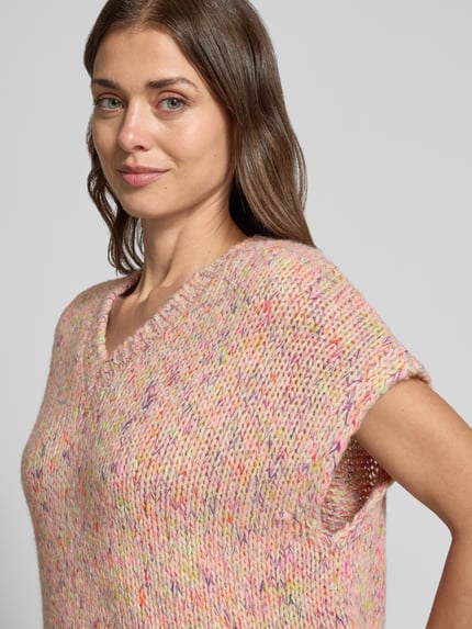 Vrouwenmodel draagt Oversized Fit Pullunder met katoenmix van Milano Italy, in tricotlook met kapmouwen, ruglengte maat S 60 cm, Nahaufnahme Oberkörper