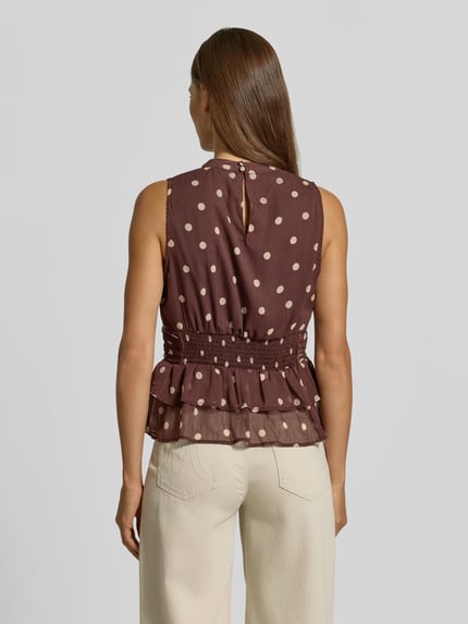 Vrouwenmodel draagt blouse met opstaande kraag, getailleerde pasvorm, Sierstrik, mouwloos design, met ruches, Model 'Ansol' van Neo Noir, ruglengte maat 36: 54 cm, Ganzkörperansicht Rückansicht.